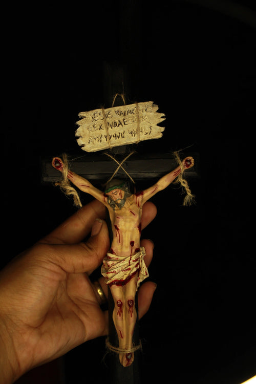 Crucifixo 25 cm parede leves